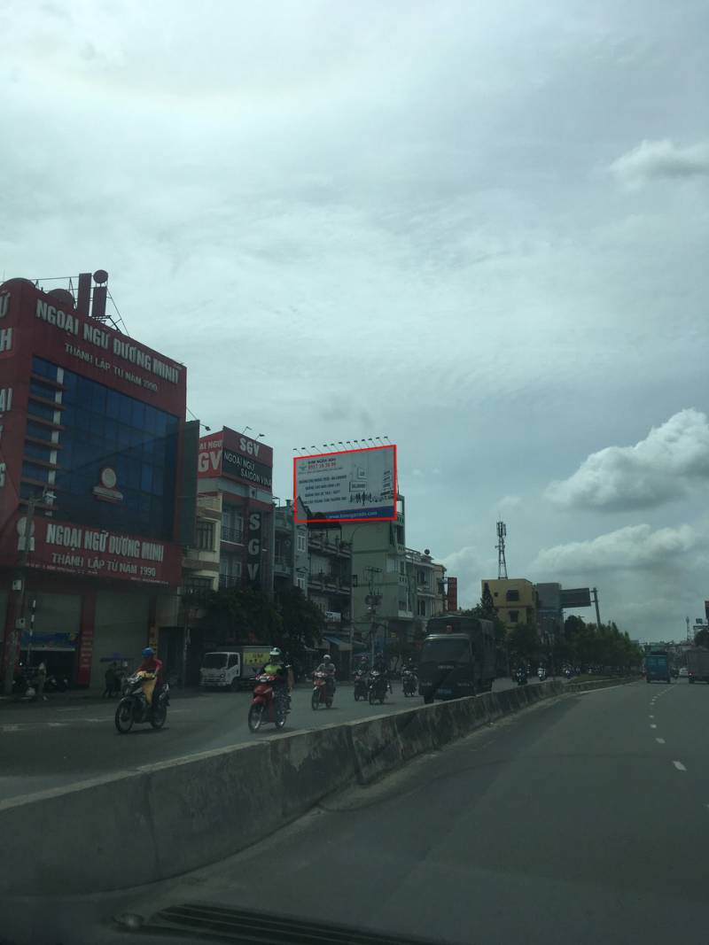 Mặt tường quảng cáo lớn hướng cầu vượt Quang Trung, Tp.HCM