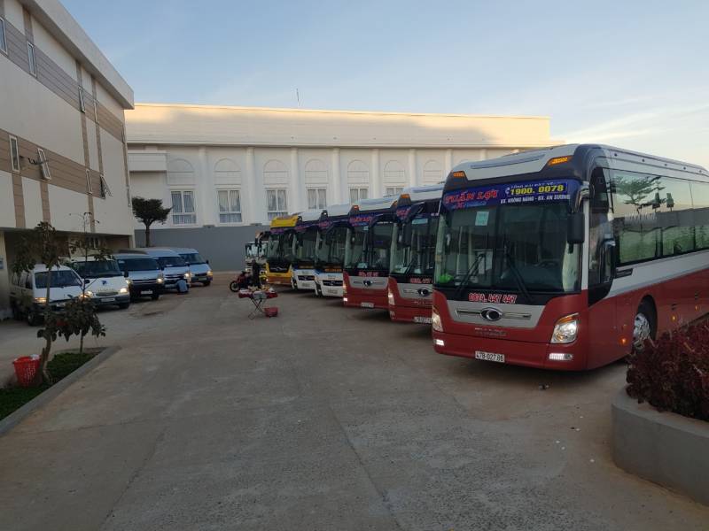 Biển quảng cáo dán ngoài xe Limosine đường dài